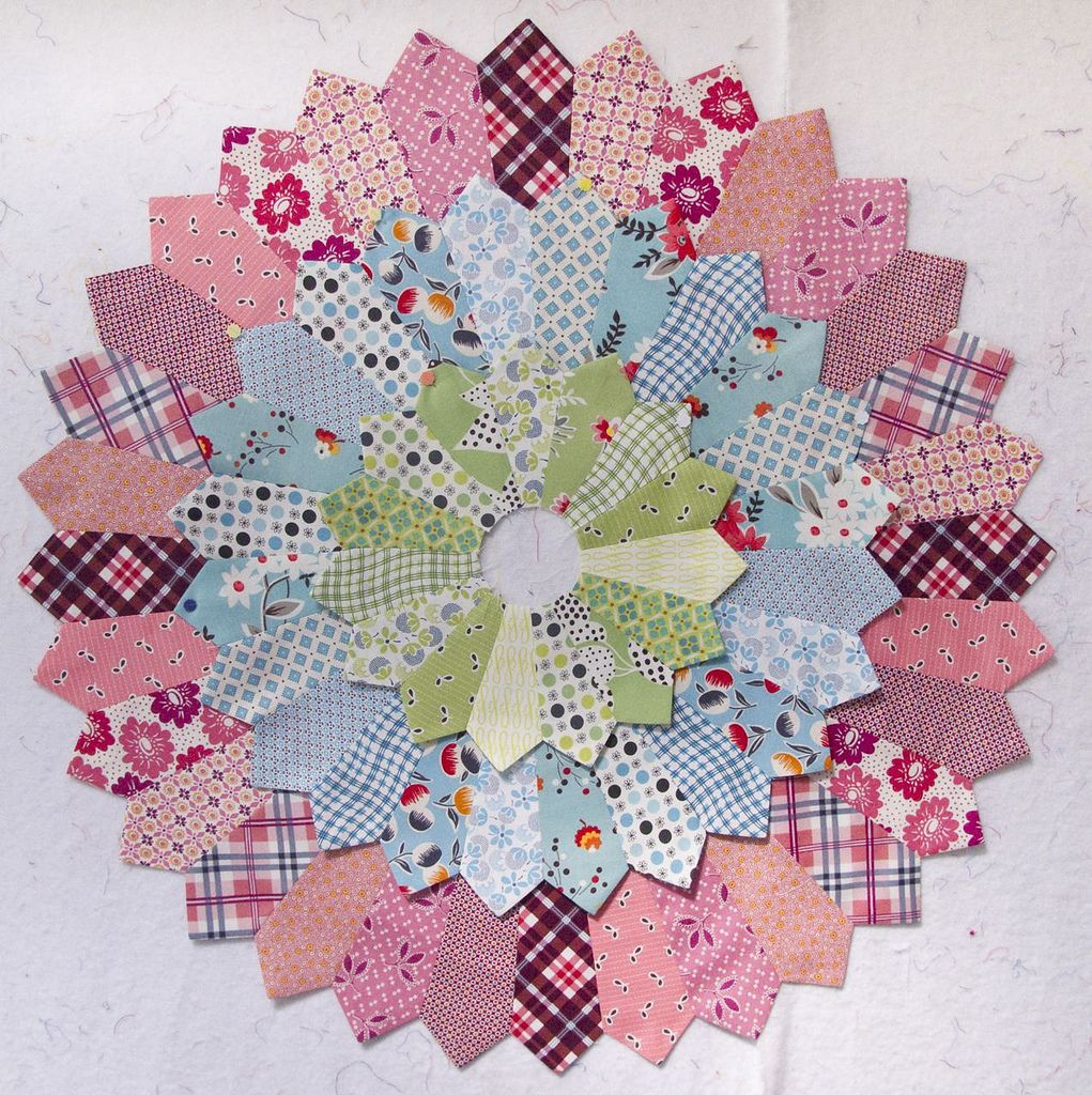 Pin On Quilts Dresden Plate Blocks And Variations